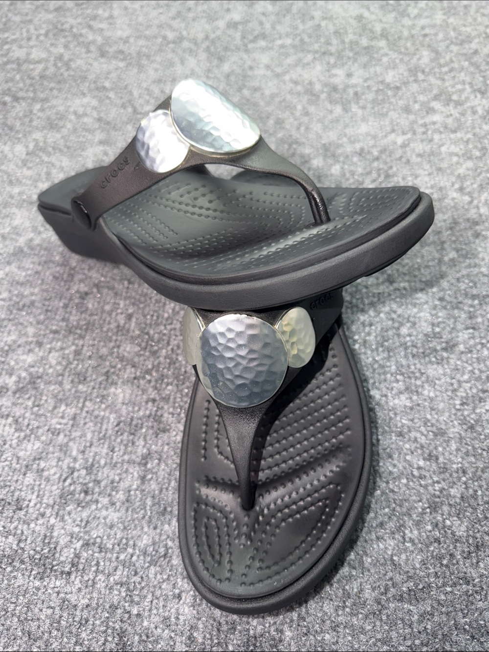 CROCS Sanrah Hammered Circle Wedge Flip Thong Sandals